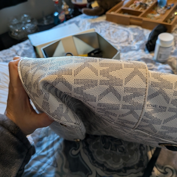 Michael Kors GUC  White Cream And Dark BlueTote Bag - Picture 8 of 11